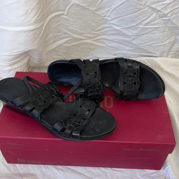 Munro American Black Sandals size 8